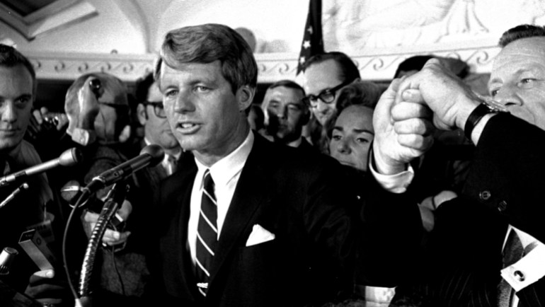 O senador Robert F. Kennedy se dirige a uma multidão de apoiadores no Ambassador Hotel em Los Angeles na manhã de 5 de junho de 1968, após sua vitória nas eleições primárias do dia anterior na Califórnia.
