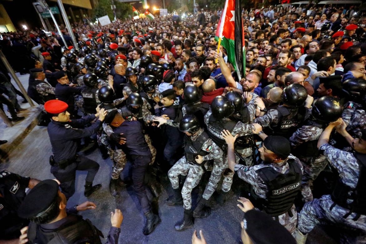 Policemen clash with protesters near the Jordan''s Prime Minister''s office in Amman, Jordan June 3, 2018. REUTERS/Muhammad Hamed TPX IMAGES OF THE DAY