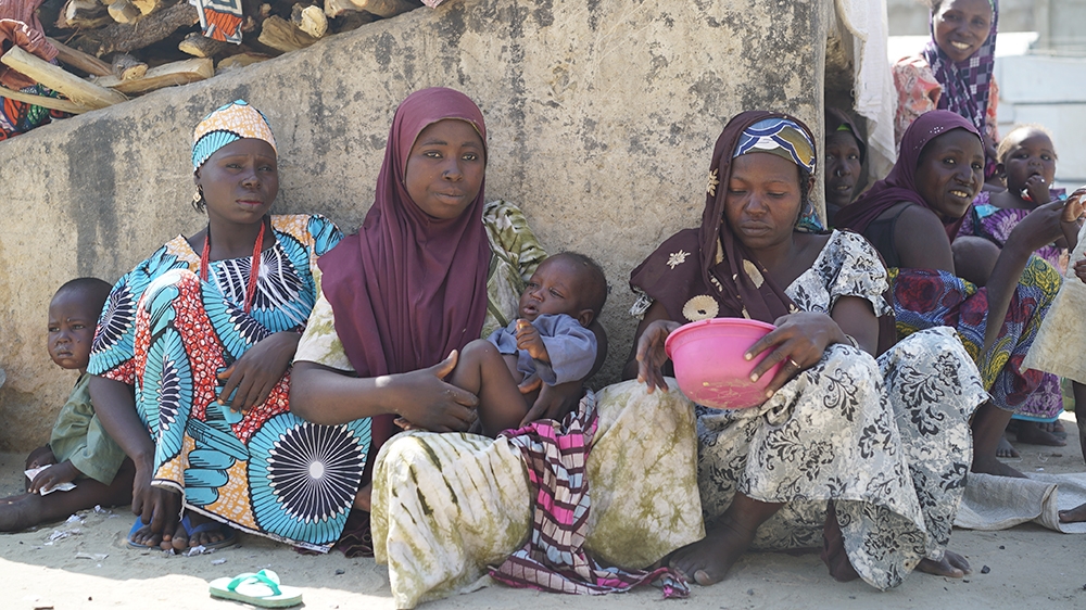 Yagana sits around with other women and their children during the afternoon at the NYSC IDP camp [Joi Lee/Contrast VR]