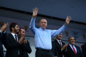Turkish President Recep Tayyip Erdogan greets the crowd during the Turkey's ruling AKP rally in Mardin on June 20, 2018 [Anadolu/Halil Sagirkaya]