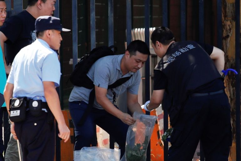 Security personnel and investigators work at the site of a blast outside the U.S. embassy in Beijing, China July 26, 2018. [Damir Sagolj/Reuters]