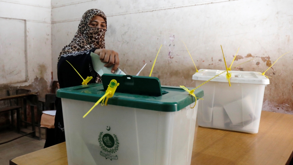 A woman votes during the general election in Karachi, Pakistan [Akhtar Soomro/Reuters] 
