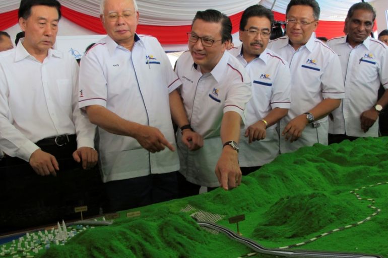 Malaysia''s Prime Minister Najib Razak and Transport Minister Liow Tiong Lai look at a model of the East Coast Rail Line at Kuantan Bahang