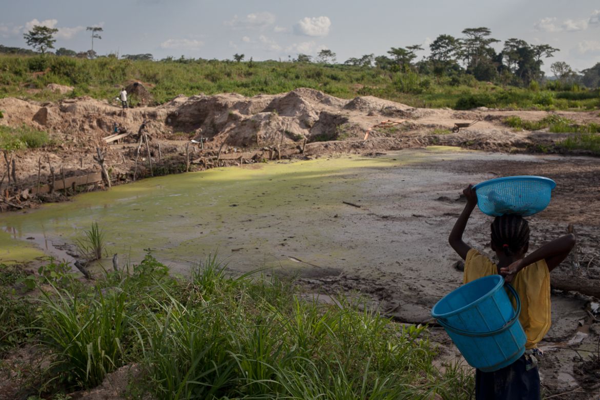 A girl walks in Gerwane’s gold mine, near the Kambele 2 village, Cameroon. The whole Kadey department, known for its gold and wood resources, is home to refugees from CAR.