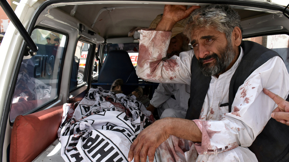 A man mourns the death of a relative killed in the suicide blast in Quetta [Naseer Ahmed/Reuters]
