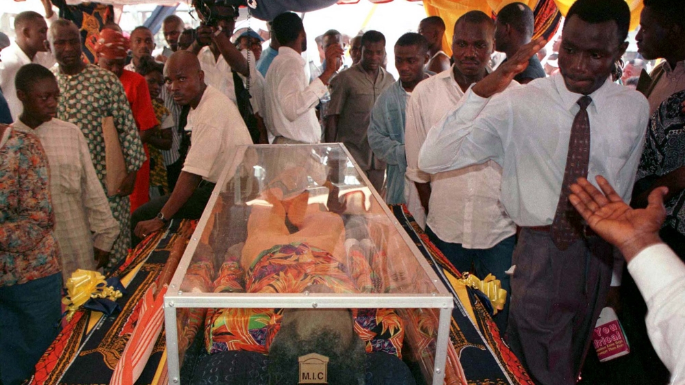 Nigerians file past the body of Fela Kuti in Lagos, Nigeria on August 11, 1997 [Reuters]