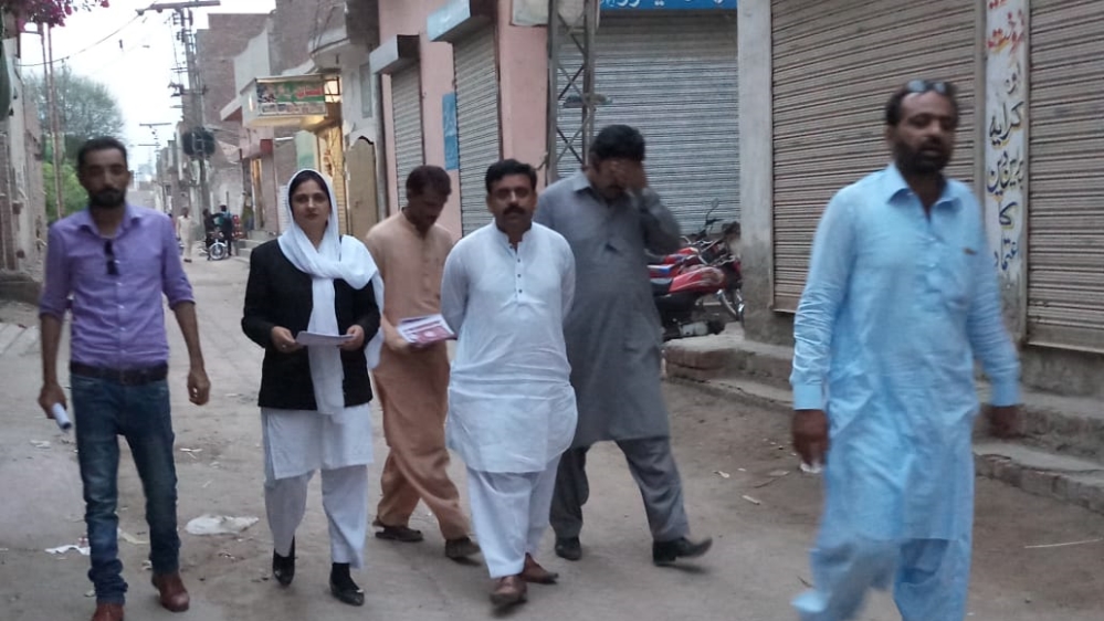 ANP's Noshin Afshan on the campaign trail in Multan [Rashid Hameed Bhutta/Samaa TV] 