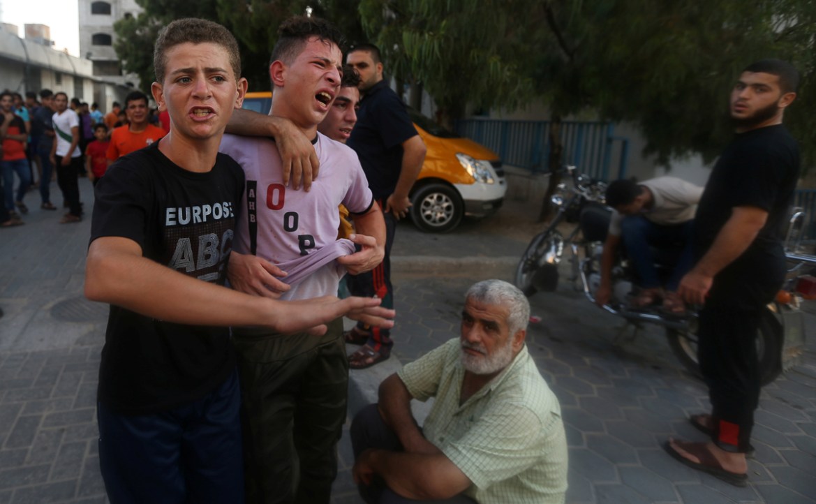 Relatives of a Palestinian teenager who was killed in an Israeli air strike, react in Gaza City July 14, 2018. REUTERS/Ibraheem Abu Mustafa