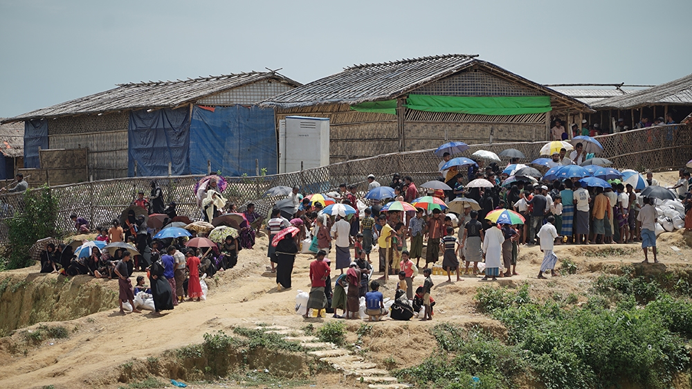 Aid distribution in Kutupalong refugee camp [Sorin Furcoi/ Al Jazeera] 