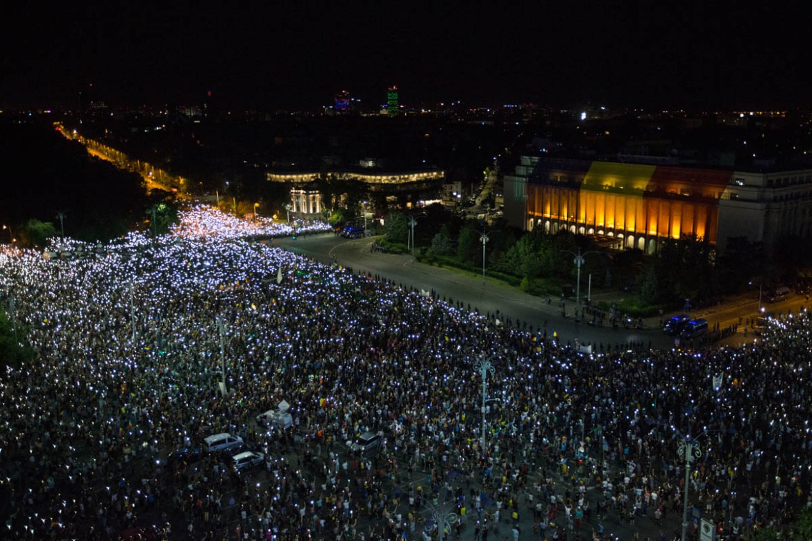 Tens of thousands gathered for the second day of anti-corruption protests in front of the Government headquarters in the Romanian capital. [Alexandra Radu/Al Jazeera]