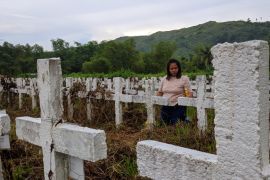 Unmarked graves in Tacloban