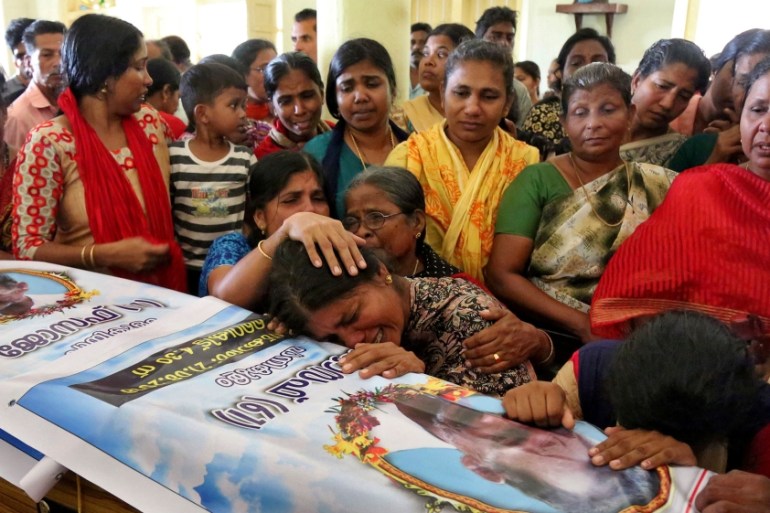 Relatives of a man who died during the floods mourn during his funeral at a church in Paravur, in the southern state of Kerala, India August 21, 2018. [Sivaram V/Reuters]