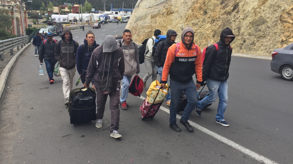 Tired of waiting, several dozen Venezuelans cross into Ecuador [Dylan Baddour/Al Jazeera] 