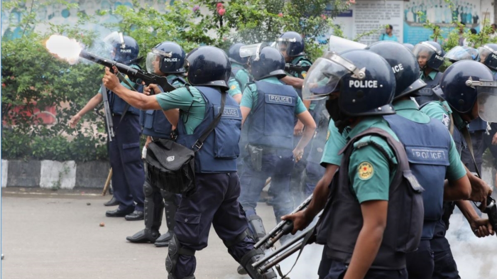 Police in Dhaka fired tear gas on protesters [Mahmud Hossain Opu/Al Jazeera]