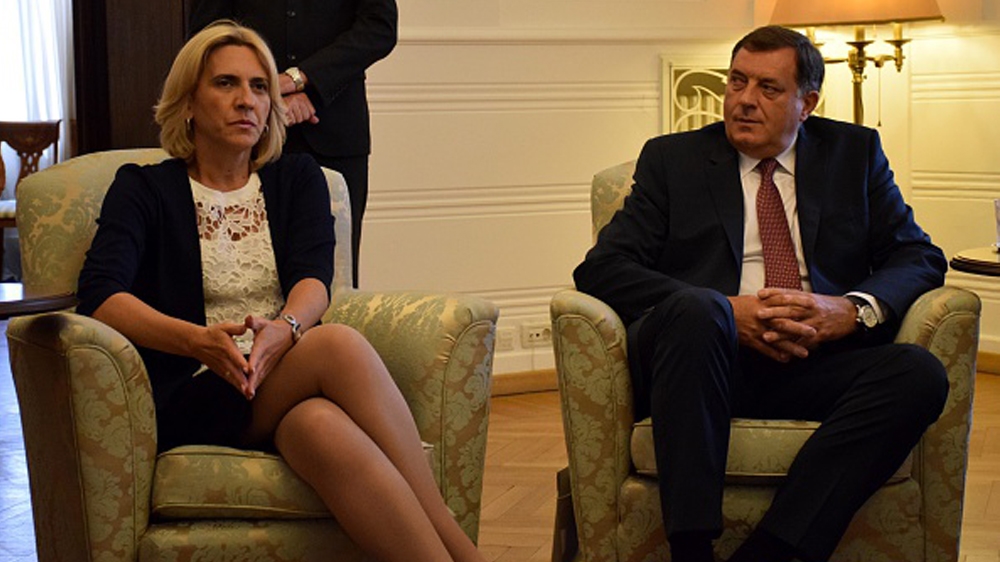 Milorad Dodik (R) and Zeljka Cvijanovic (L) of Bosnia's SNSD party [Kristina Maslarevic/Anadolu Agency/Getty Images]