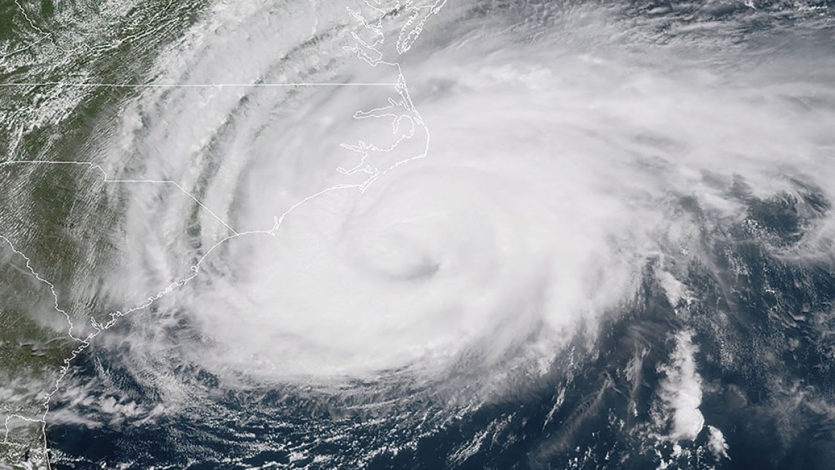 Ураган Флоренс. Ураган Флоренция. Ураган Флоренс фото. Метеорологи шторм.