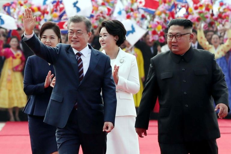 South Korean President Moon Jae-in and North Korean leader Kim Jong Un attend an official welcome ceremony at Pyongyang Sunan International Airport