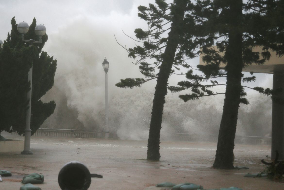 High waves hit the shore at Heng Fa Chuen, a residental district near the waterfront, as Typhoon Mangkhut slams Hong Kong, China September 16, 2018. REUTERS/Bobby Yip