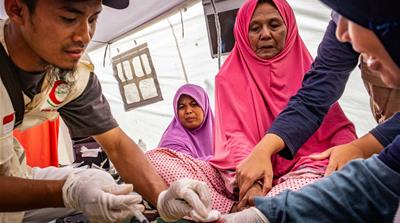 Red Cross medics treat Hajiah Mariam [Ian Morse/Al Jazeera]