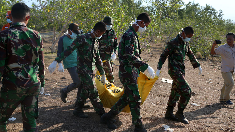 Volunteers have had to retrieve and bury hundreds of victims to prevent the spread of disease [Ted Regencia/Al Jazeera]