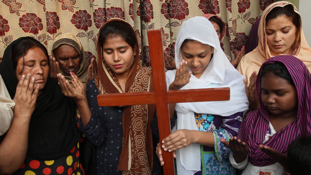 Pakistani Christians pray for Aasia Bibi, a mother of five who has been on death row since 2010 [File: AP]