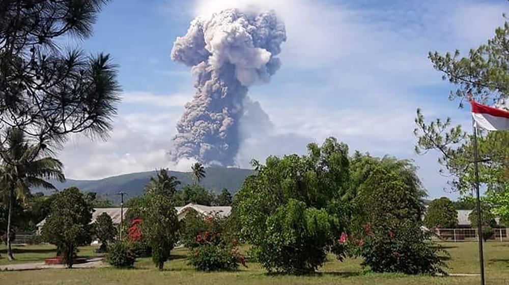 Soputan spewed a column of ash more than 6000m into the air [Handout/ Indonesia's national disaster agency/AFP]