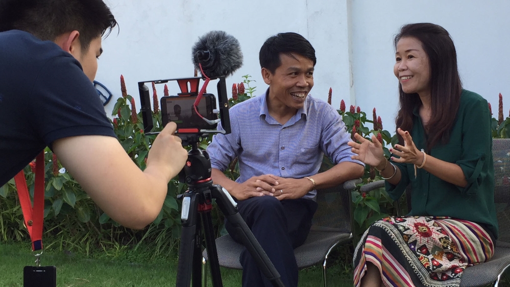 Keoxomphou Sakdavong begins her Facebook Live chat with US embassy staff Phonesavanh Sangsomboun at American Centre Vientiane [Adam Bemma/Al Jazeera]