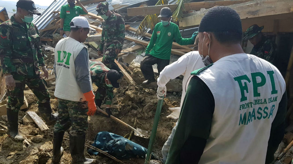 Volunteers continue to recover bodies on Thursday in the Petobo area of Palu [Ted Regencia/Al Jazeera] 