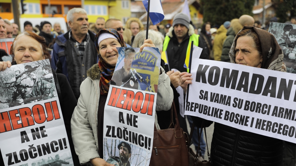 Oric's supporters outside the Court of Bosnia and Herzegovina in Sarajevo [Samir Yordamovic/Anadolu]