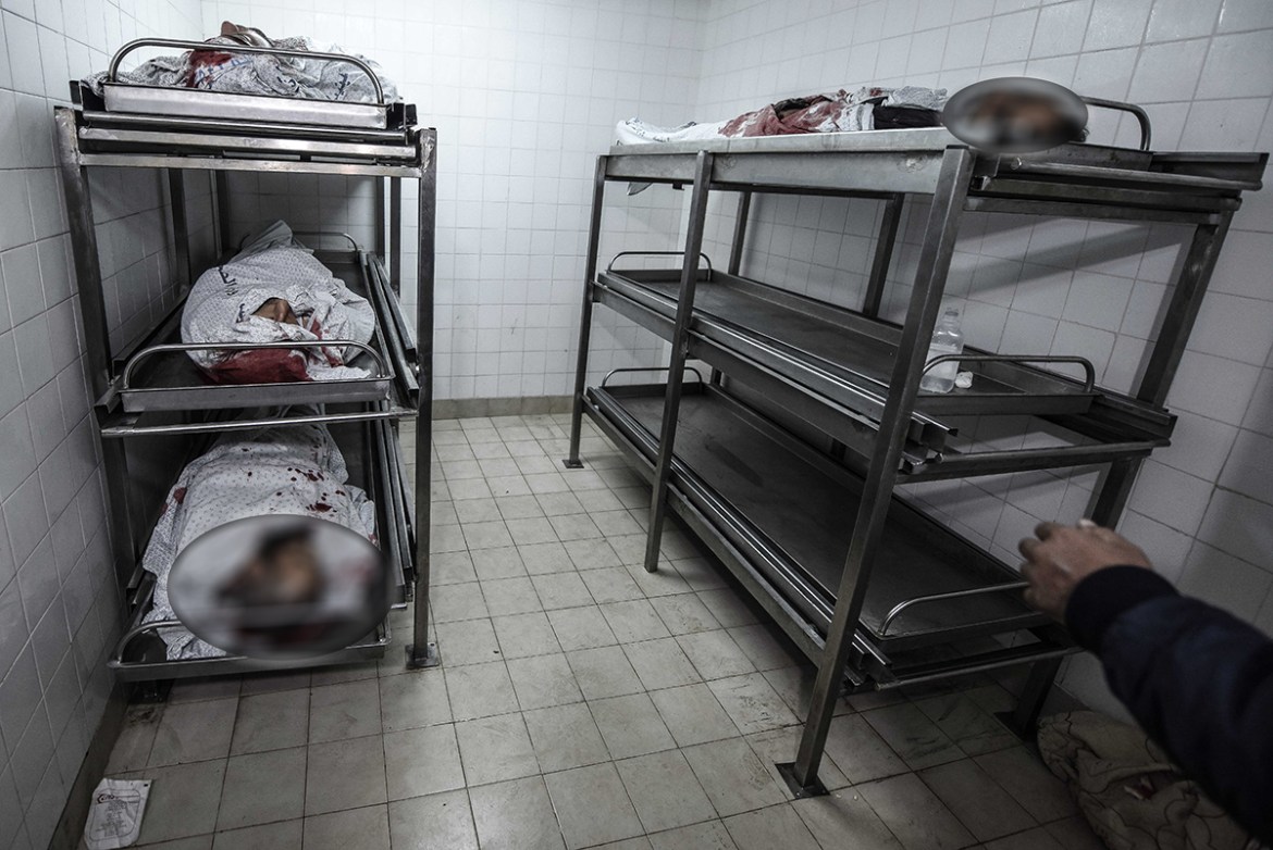 Bodies of Palestinians who were killed on Sunday were brought to a hospital in Khan Younis [Abed Zagout/Anadolu Agency]