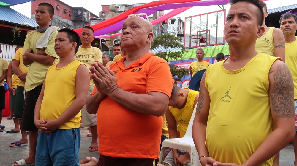 Rogelio Reyes during mass at Manila City Jail; he is one of the prison's longest serving inmates but has never been convicted of a crime [Al Jazeera]