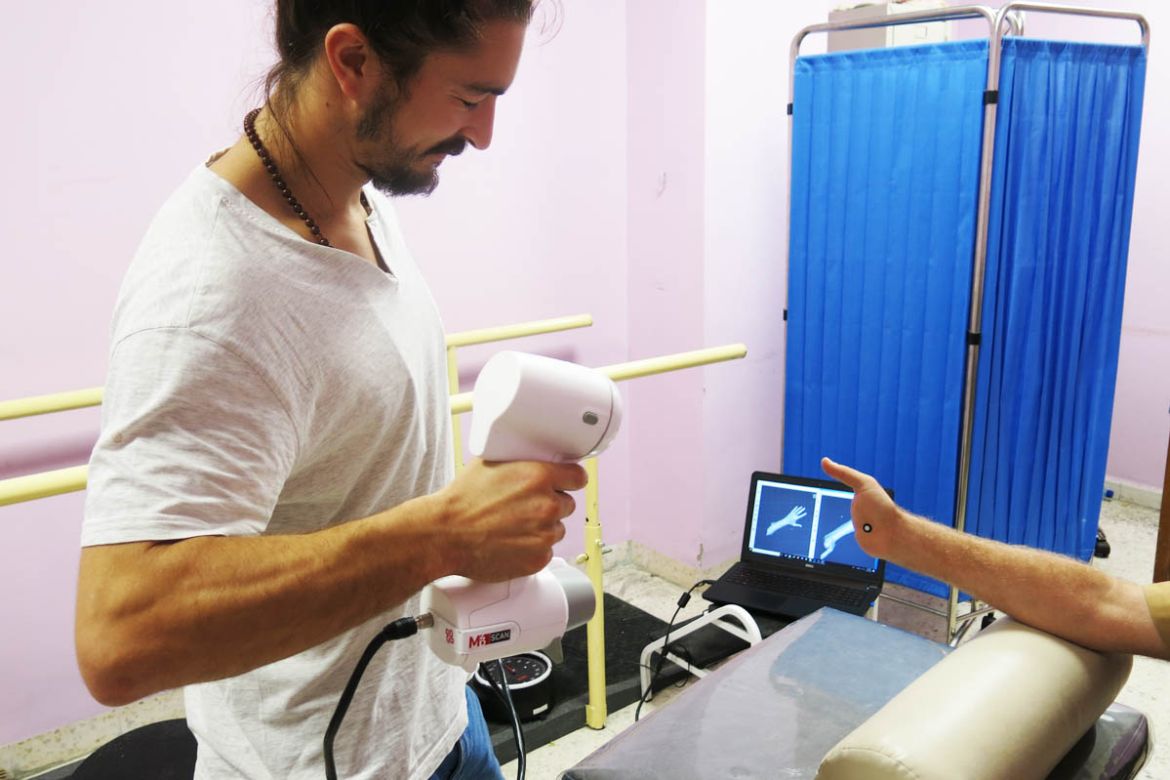 Pierre Moreau, MSF clinical coordinator for the 3D-project, takes a scan of Ibrahim*’s amputated hand, a patient from Iraq. The scanned image appears in real-time on his computer. The image will provi