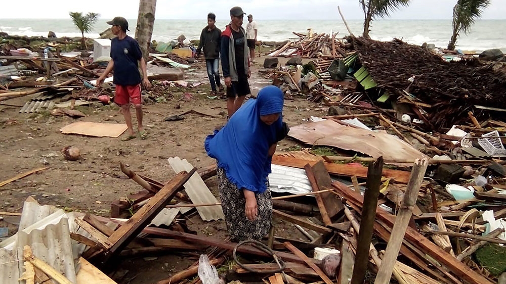 Residents inspected the damage to their homes on Carita beach after the tsunami [Semi/AFP]