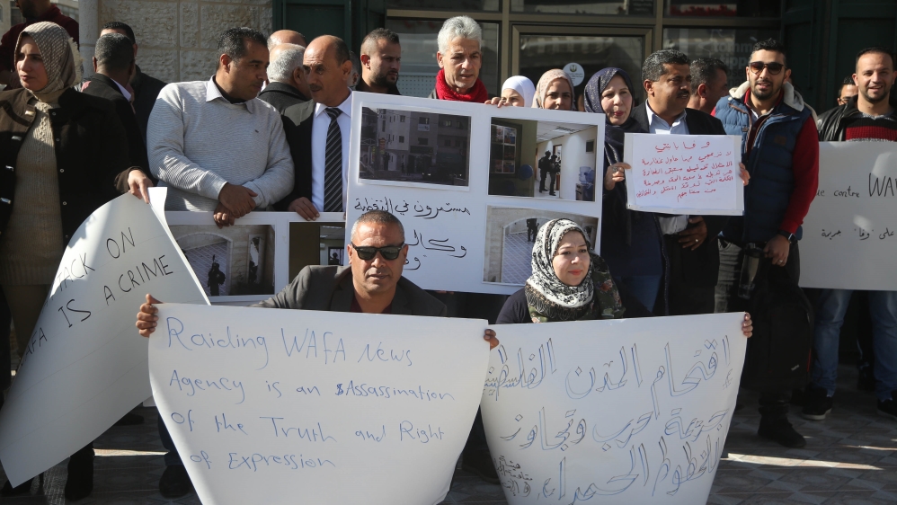 Palestinians stage a protest against the Israeli raid on Palestinian news agency Wafa in Ramallah [Anadolu Agency]