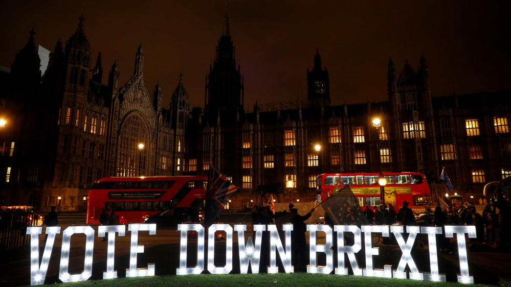 A small crowd of demonstrators spanning both sides of the Brexit divide protested outside parliament [Phil Noble/Reuters] 