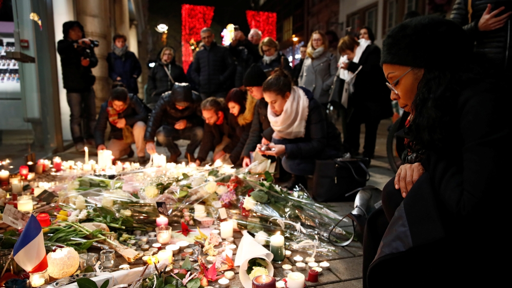 Strasbourg residents light candles in tribute to the victims of the deadly shooting [Christian Hartmann/Reuters]