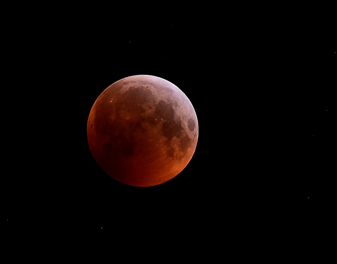 The "super blood wolf moon" seen in the skies above Tenby, Pembrokeshire, Wales January 21, 2019. REUTERS/Rebecca Naden -