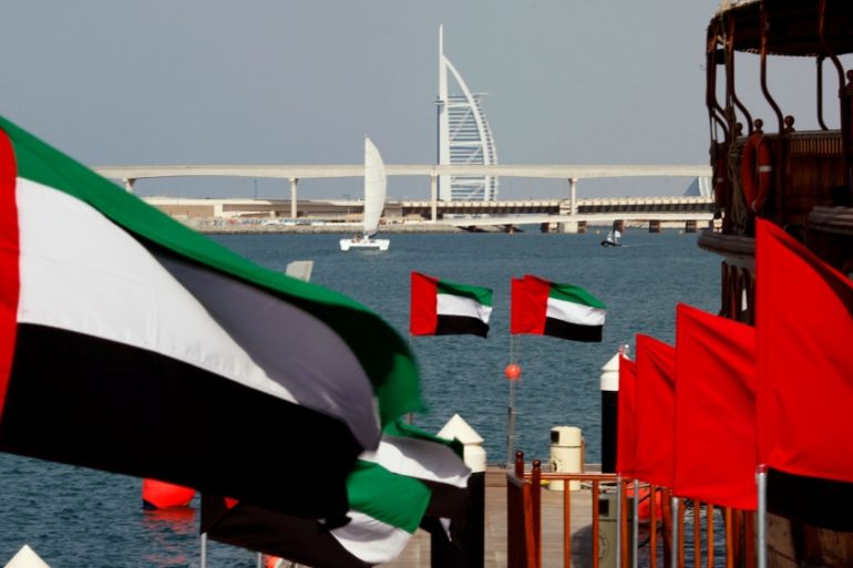 UAE 국경일 두바이에서 Burj al-Arab 고급 호텔이 배경으로 보이면서 UAE 국기가 펄럭이고 있습니다.