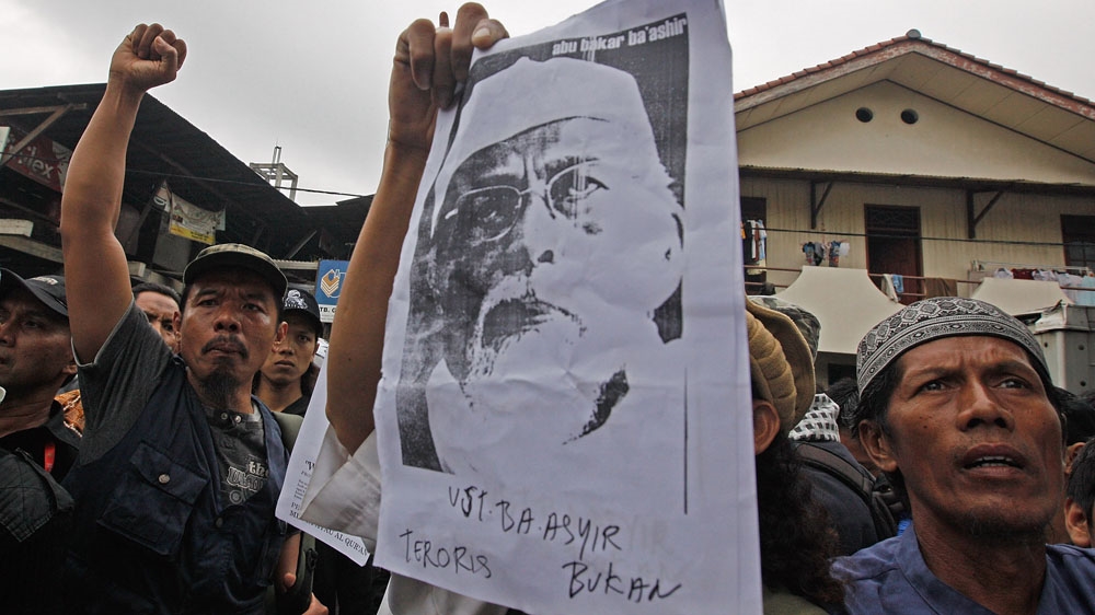 Abu Bakar Ba'asyir's supporters raising slogans as he appears in court on February 14, 2011 [File: Getty Images]