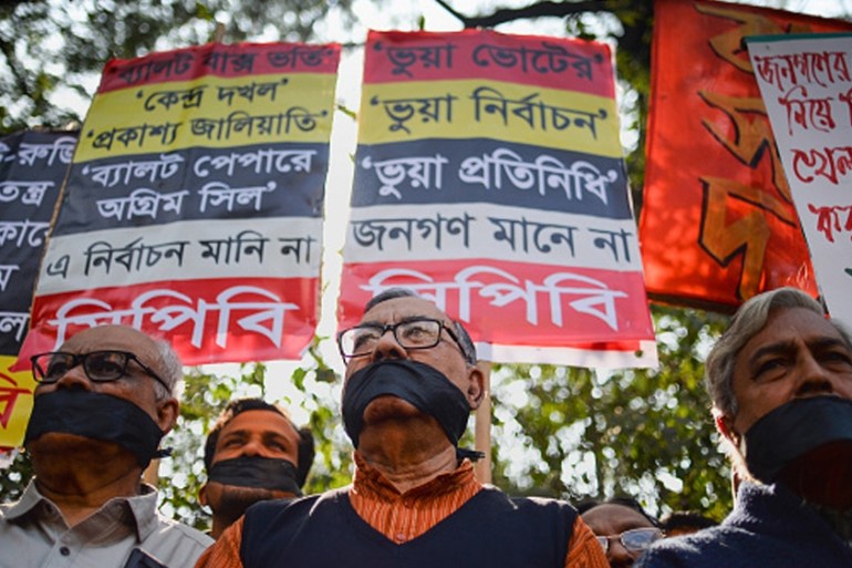 TOPSHOT-BANGLADESH-PROTEST-VOTE TOPSHOT - Bangladeshi left-wing activists organised by the Communist Party of Bangladesh wear black cloth over their mouths at a protest