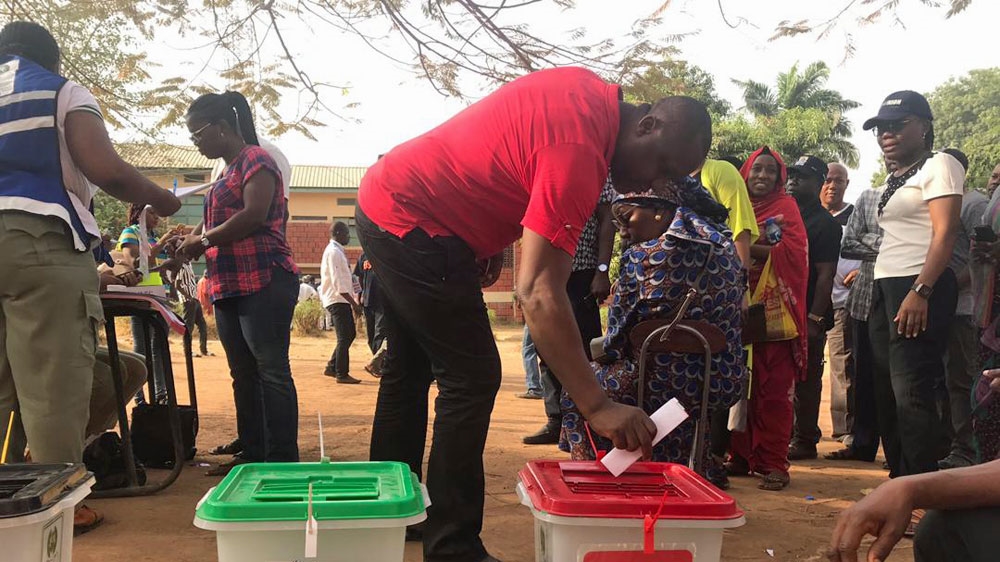 Raymond Okoli, a voter in Abuja, cast his ballot [Fidelis Mbah/Al Jazeera]