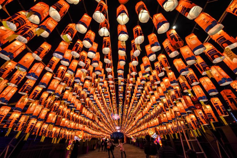 Visitors walk through a tunnel decorated with lanterns at a lightshowto celebrate the upcoming Chinese Lunar New Year, in Xian, Shaanxi, China February 1, 2019. Picture taken February 1, 2019. REUTER