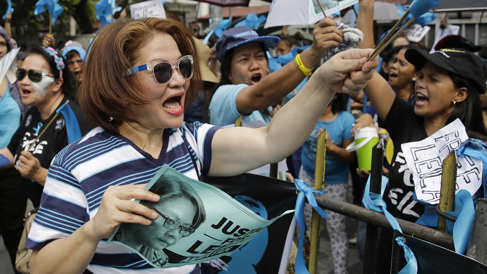 Supporters of de Lima rally at the Supreme Court to demand her release [File: Aaron Favila/AP]
