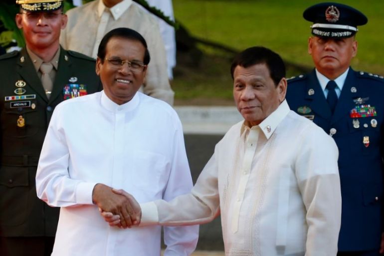 Visiting Sri Lanka President Maithripala Sirisena, left, and Philippine President Rodrigo Duterte shake hands