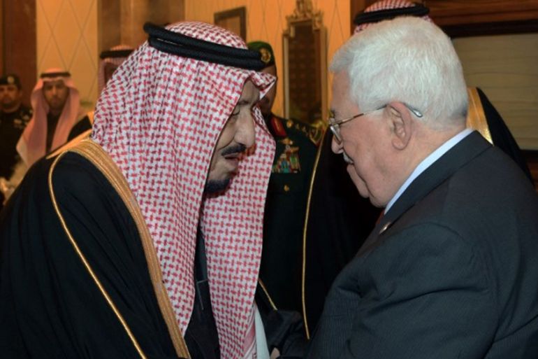 King Salman bin Abdulaziz (L) greeting Palestinian President Mahmoud Abbas