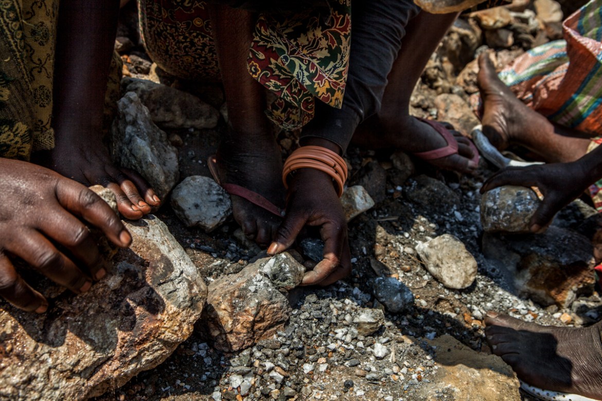 In Walungu women miners extract mainly cassiterite (tungsten). They spend over eight hours per day choosing, washing and crushing the stones, to find some fragments of that precious mineral.