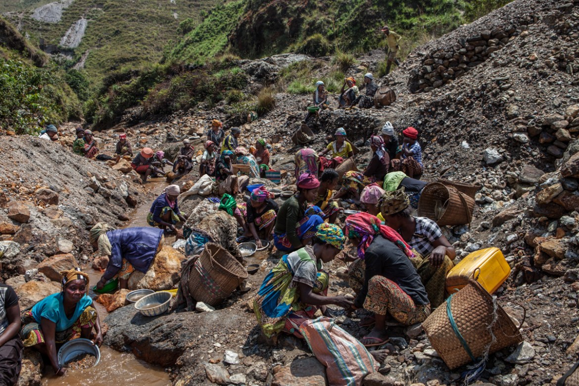 In Walungu, which is located mid-way between Kamituga and Bukavu, most of the mining workers are women. During the day, they all work in the same area but they are split into groups according to their