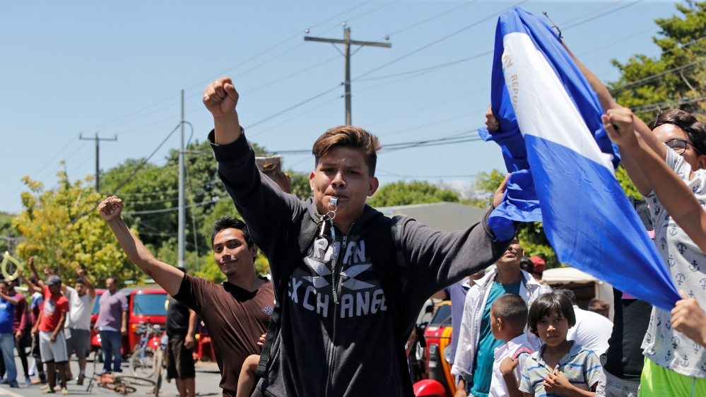 People cheers protesters, who were arrested for participating in protests against Nicaraguan president Daniel Ortega's government, after being released from La Modelo Prison in Managua