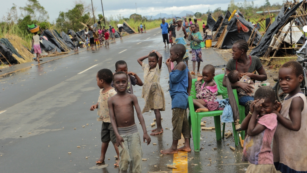 People slowly made their way from devastated inland areas to Beira   [Tsvangirayi Mukwazhi/AP]