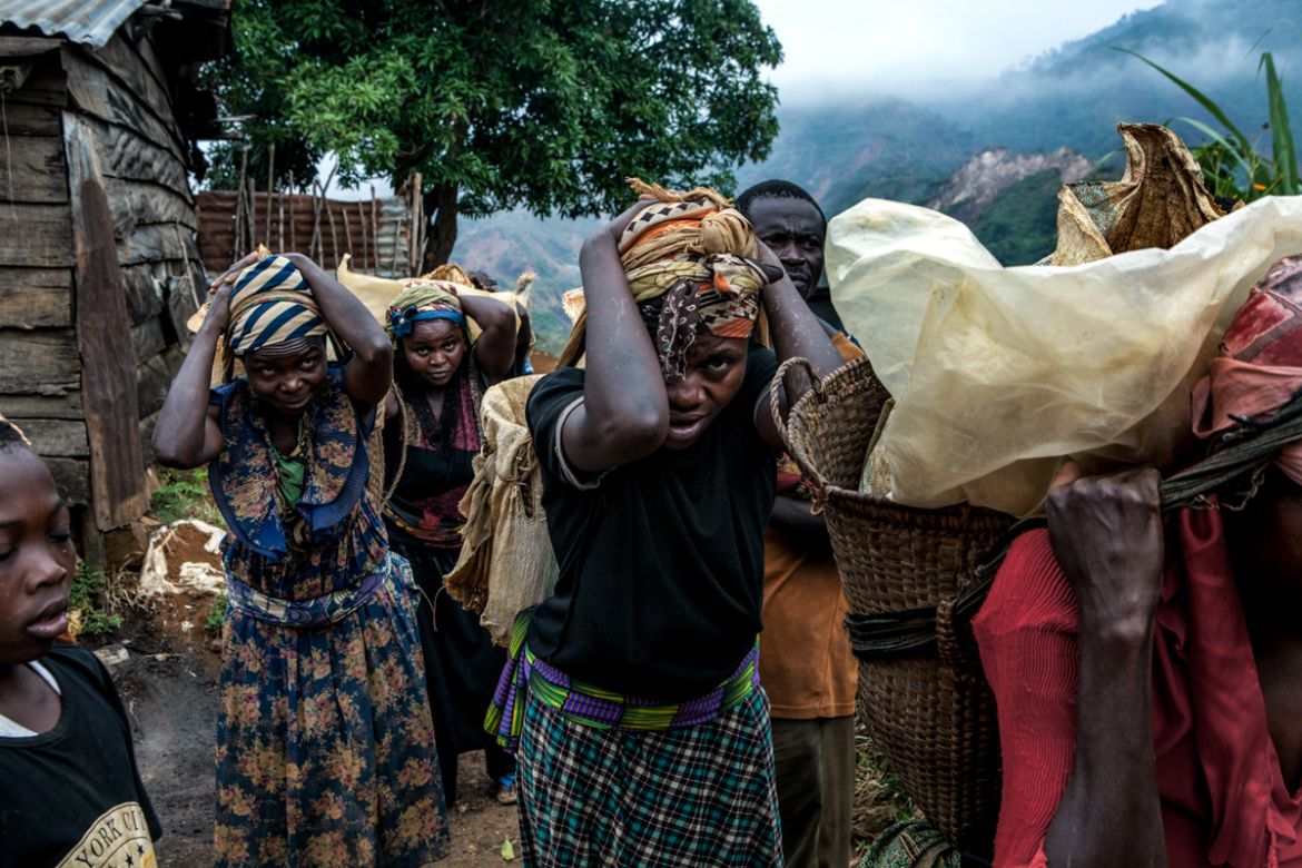 Twice a day, kasomba women walk up the steep slopes that take to Kamituga''s quarries, carrying baskets full of quartz stones on their backs. Each of these baskets weights 25kg and every time they deli
